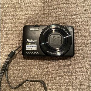 Nikon coolpix S7000